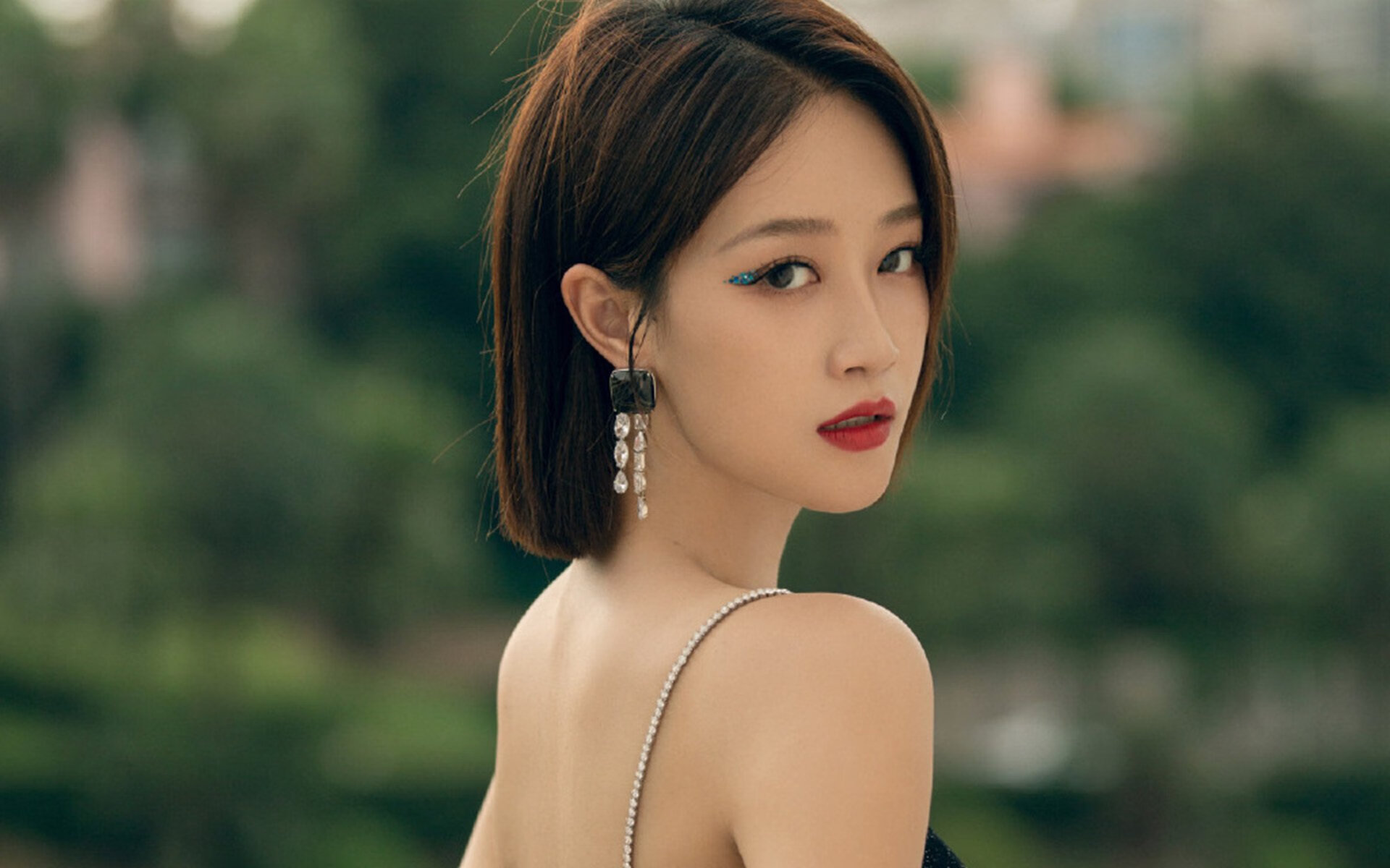 边路突击球员是否更依赖战术布置释放速度优势,边路进攻的主要原则