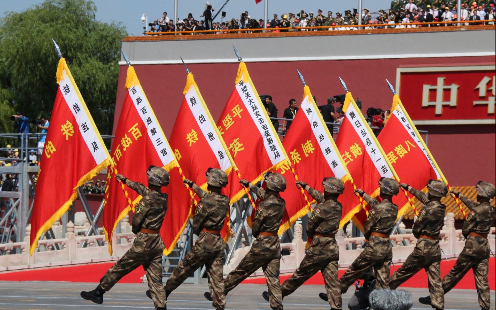 英超竞争激烈，几支豪门争夺榜首