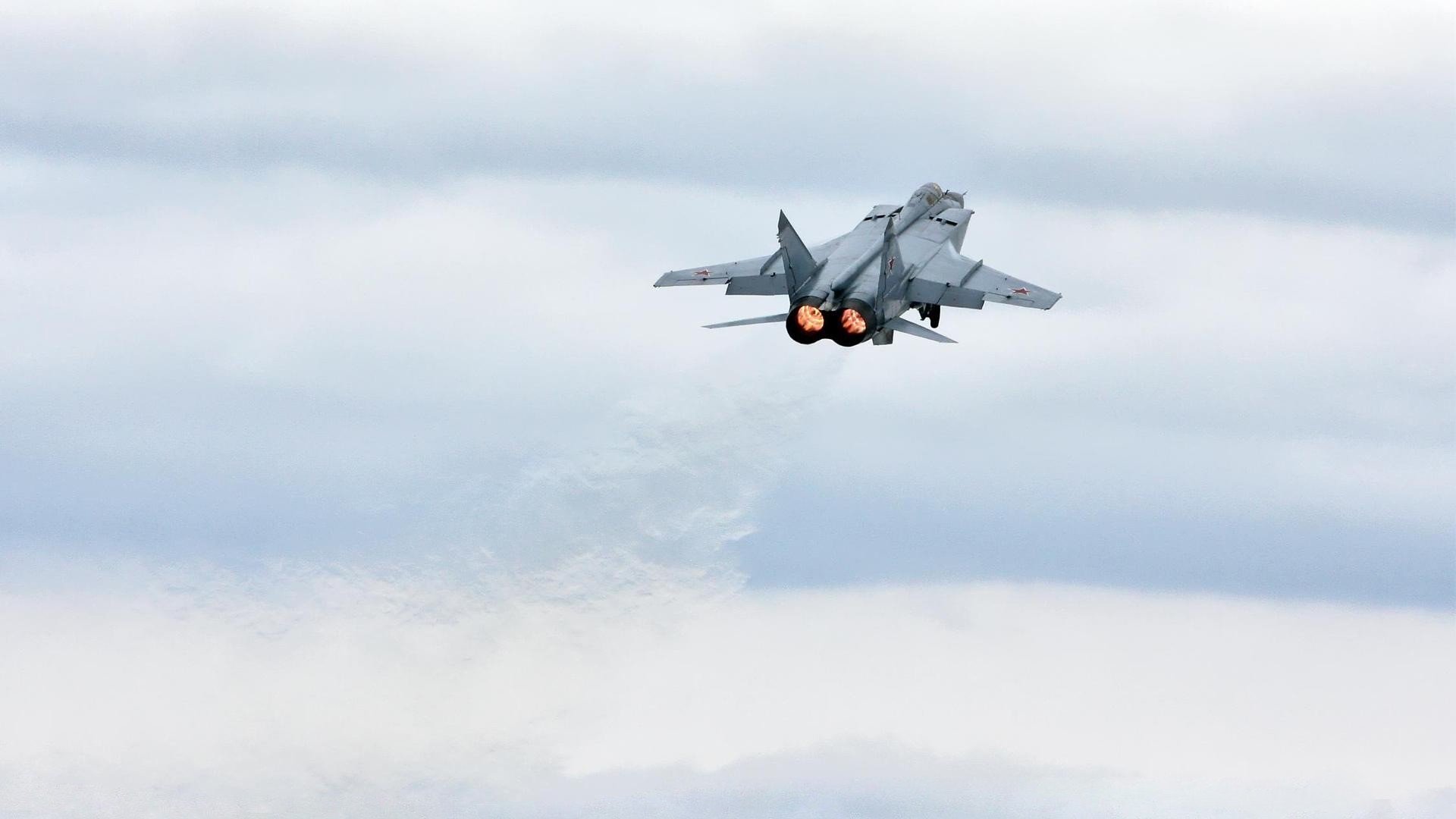 下载乐鱼体育APP-麦基翁200米仰泳赛场表现引关注，游泳名将麦基翁